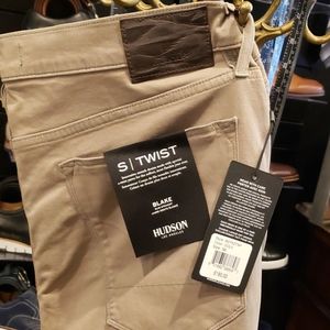 NEW HUDSON stretch twill. Slim. Straight.